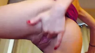 Пылкая блонда vip_ass трахает себя рукой