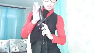 Деловая штучка DonnaKarina шалит с фаллосом