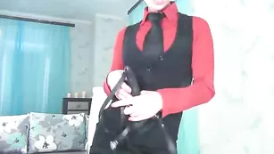 Деловая штучка DonnaKarina шалит с фаллосом