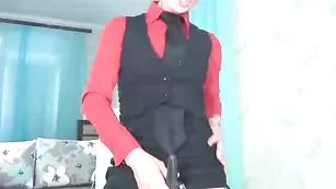 Деловая штучка DonnaKarina шалит с фаллосом