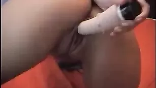 Аппетитная штучка SandraCollins трахает очко