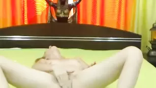 Рыженькая крошка sexyginger3 мастурбирует пизду