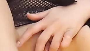 Девочка в чулках Eva000 мастурбирует бритую письку