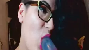 Очкастая богиня отсасывает фаллос Dalila