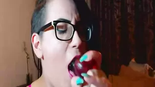 Очкастая богиня отсасывает фаллос Dalila