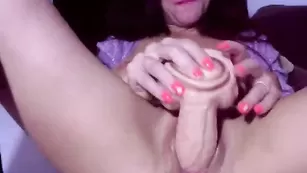 Худая шлюшка Sensual_Roxy мастурбирует пизду