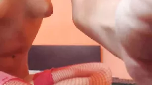 Стройная девочка InnaGreat трахает бритую писечку