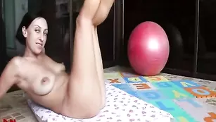 Худая потаскушка ReginaNoir позирует голая и дрочит письку