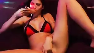 Смазливая краля xalexax трахает киску