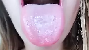 Сисястая малышка нежно теребит киску BlondeGrace