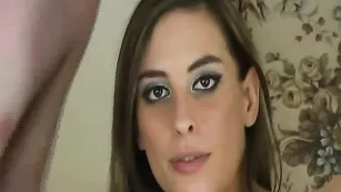 Блаженная самка AdDora20 отсасывает член