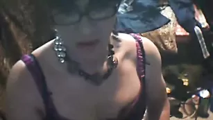 Старушка в очках трахает пизду и кончает elizaboy