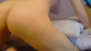 Худенькая малышка ekstazy777 эротично дрочит пизду