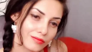 Привлекательная AmazingK курит во фри