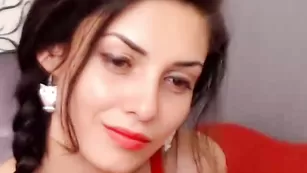 Привлекательная AmazingK курит во фри