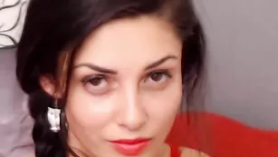 Привлекательная AmazingK курит во фри