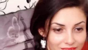 Привлекательная AmazingK курит во фри