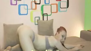 Рыжая детка Moniz демонстрирует нижнее белье