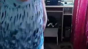 Русская девочка Zhenechka обнажает свои прелести