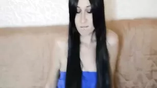 Длинноволосая брюнетка Jane_Eyre мастурбирует пизду