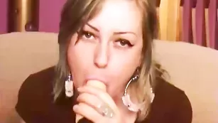 Милая телочка LaraBono заглатывает фаллос