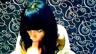 Худенькая крошка BeatriceWet трахает попу