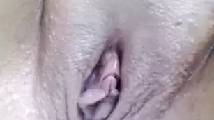 Юная куколка bunnykayli ласкает половые губки