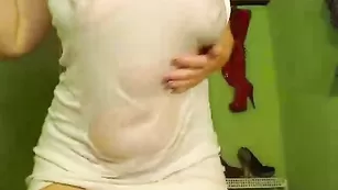 Грудастая кокетка SweetXJeane ласкает половые губки