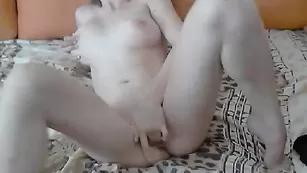 Грудастая чертовка TwixElita мастурбирует пизду