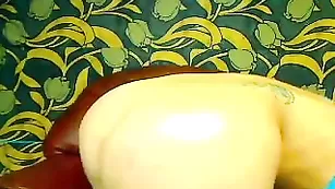 Роскошная детка BeatriceWet трахает очко фаллосом