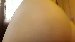 Дамочка с огромной задницей Bustina трахает очко