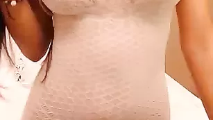 Грудастая куколка SugarLipsBabe эротично обнажается