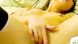 Худая проказница GoldenLady мастурбирует половые губки