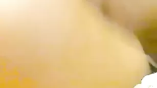 Худая проказница GoldenLady мастурбирует половые губки