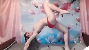 Сексуальная балерина Frida_Oliva эротично позирует в трусиках