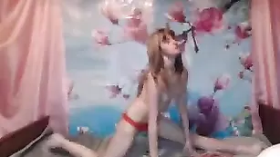 Сексуальная балерина Frida_Oliva эротично позирует в трусиках