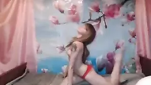 Сексуальная балерина Frida_Oliva эротично позирует в трусиках