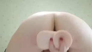 Похотливая крошка Cindyrela трахает очко