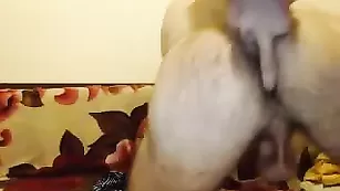 Симпатичный мальчик EthanCute трахает очко пальчиком