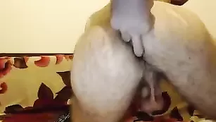 Симпатичный мальчик EthanCute трахает очко пальчиком