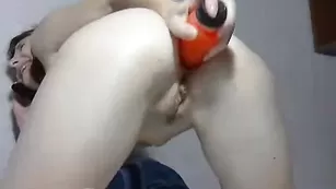 Пылкая блядь Rusalohkax рукой ебет анал