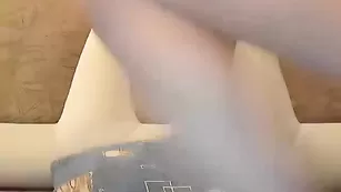 Блудница Honey009 трахает киску фаллосом