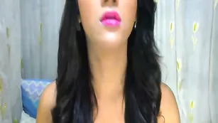 Черноволосая соска Miss_Porsha курит перед камерой