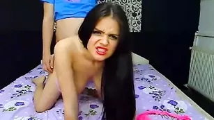 Тощая давалка XXXKittens долбится в пизду