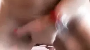 Голая путана DettyBlondie мастурбирует пизду