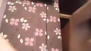 Брюнетка Bluee_skyy с фаллосом во рту