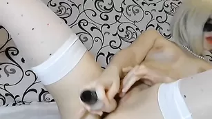 Худая блонда мастурбирует пизду sofi4love