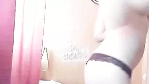 Грудастая стерва обнажается на камеру SexxyLadyStar