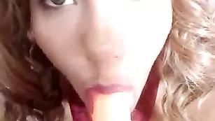 Американка SensualLorent дрочит клитор