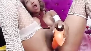 Американка SensualLorent дрочит клитор